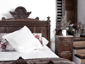 圣伊斯特维-德帕劳托德拉Can Marc的一间卧室配有一张带木制床头板的床