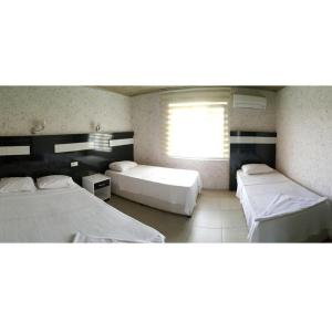 帕莫卡莱海豚尤努斯酒店的一间卧室设有两张床和窗户。