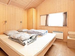 克兰尼茨Three-Bedroom Holiday home in Rødby 6的带窗户的客房内的两张床