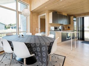法贾德嘉德6 person holiday home in Ulfborg的厨房以及带桌椅的用餐室。