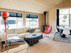 法贾德嘉德6 person holiday home in Ulfborg的客厅配有沙发和桌子