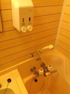 长崎皇家酒店的浴室设有卫生间和墙上的肥皂机