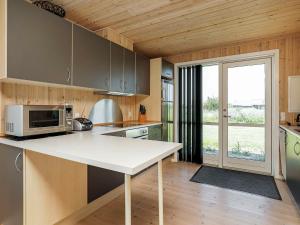 法贾德嘉德6 person holiday home in Ulfborg的厨房配有白色的柜台和微波炉
