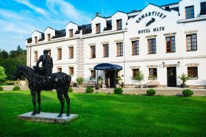 卡尔施泰因米林卡尔施泰因浪漫酒店的一座建筑物前马匹上的男人的雕像