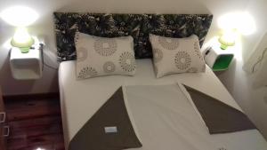 科托尔Apartment Biser的一张床上有两个枕头的房间