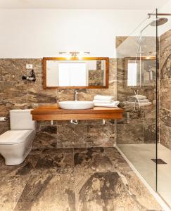 伊蒙温泉萨利纳斯易门酒店的一间带水槽、卫生间和镜子的浴室