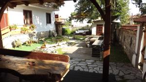 本赫沃菲利普别墅酒店的享有带桌椅的庭院的景色。