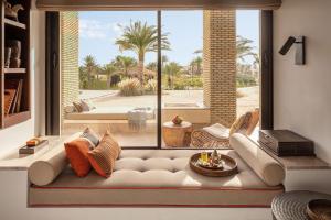 托泽尔Anantara Sahara-Tozeur Resort & Villas的带沙发和大窗户的客厅