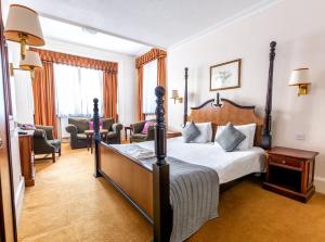 特伦特河畔斯托克北斯塔福德酒店的酒店客房设有床和客厅。