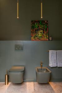 帕多瓦Casa Giotto的一间带卫生间和水槽的浴室