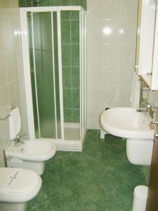 维罗纳自由镇阿尔贝格科特安提卡酒店的一间带两个卫生间、淋浴和盥洗盆的浴室