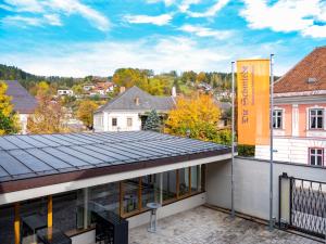 YbbsitzDie Schmiede的屋顶上设有太阳能电池板的房子的景色