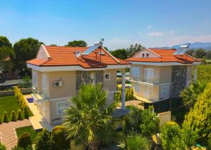 费特希耶Villa Calıs 2的享有橙色屋顶房屋的空中景致