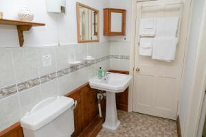 格里特尔顿The Garden House Grittleton的浴室配有白色卫生间和盥洗盆。