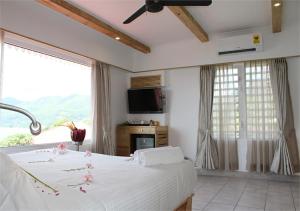 安塞罗亚莱瑞莱克斯酒店及餐厅的一间卧室设有一张床和一个大窗户