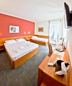 波尔卡斯提尔酒店的酒店客房配有两张床和一张书桌