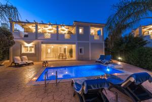 蒂锡利维Mamfredas Luxury Resort的后院带游泳池的房子