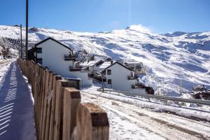 塞拉内华达Nirvana的雪覆盖的山间,有房屋和栅栏