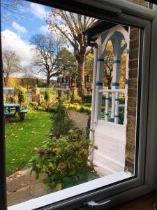 伦敦里海旅馆的享有公园和树木景致的窗户