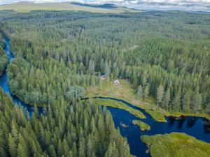 YttermalungThe Old Logging Camp的森林和河流的空中景观