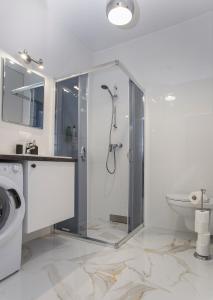 比亚韦斯托克CR Apartament w sercu miasta Lipowa 1的带淋浴和卫生间的浴室。