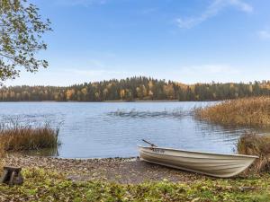 Tallnäs莱通涅米度假屋的坐在湖岸上的船