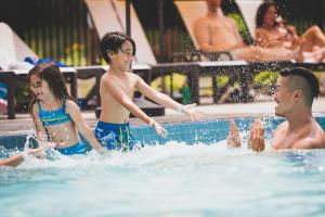 蒙蒂塞洛The Kartrite Resort and Indoor Waterpark的一群人在游泳池玩耍