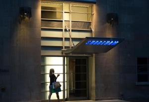 纽约肖汉姆酒店的夜间在建筑物外走的女人