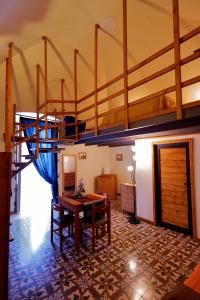 瓦伦扎诺瓦伦蒂诺酒店的带高架床和桌子的房间以及用餐室