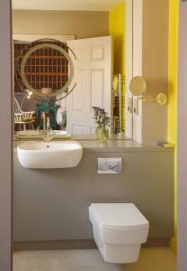西班牙角亚玛德酒店的一间带水槽、卫生间和镜子的浴室