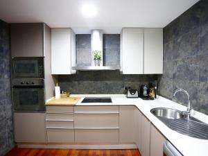 坎布里尔斯Apartment Sol Cambrils Park-5 by Interhome的厨房配有白色橱柜和水槽