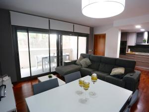 坎布里尔斯Apartment Sol Cambrils Park-5 by Interhome的客厅配有沙发和带酒杯的桌子