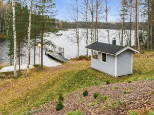 HeinävesiHoliday Home Rinteelä by Interhome的湖畔的小房子