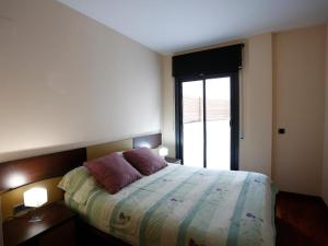 坎布里尔斯Apartment Sol Cambrils Park-5 by Interhome的一间卧室配有一张带两个枕头的床