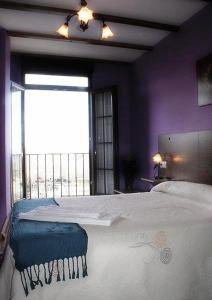 Peñacaballera瑞乐斯塞拉利昂德贝洁公寓式酒店的一间卧室设有一张大床和窗户