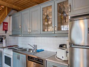 拉赫登佩拉Holiday Home Vaarapirtti - tähti by Interhome的厨房配有白色橱柜和不锈钢冰箱