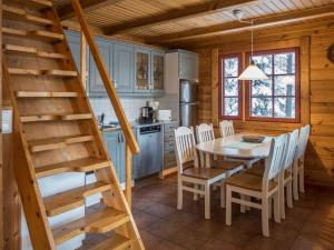 拉赫登佩拉Holiday Home Vaarapirtti - tähti by Interhome的厨房以及带桌椅的用餐室。