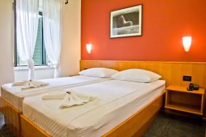 波尔卡斯提尔酒店的一间卧室设有一张红色墙壁的大床
