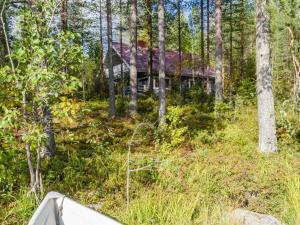 AhmovaaraHoliday Home Metsätähti by Interhome的林中的房子,前沿有船