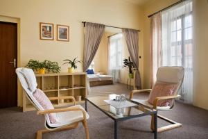 塔博尔莫德拉塔博尔旅馆的客厅配有两把椅子和一张茶几