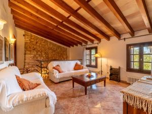 曼科尔德拉瓦利Villa Santa Llucia by Interhome的客厅配有2张白色沙发和1张桌子