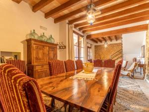 曼科尔德拉瓦利Villa Santa Llucia by Interhome的一间带木桌和椅子的用餐室