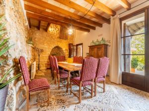曼科尔德拉瓦利Villa Santa Llucia by Interhome的一间带木桌和椅子的用餐室