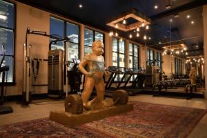 奥斯汀Hotel ZaZa Austin的女子在健身房的举重雕像