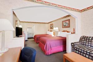 米灵顿Your Place Inn的一间酒店客房,设有两张床和电视