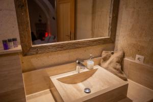 乌奇希萨尔Maze Of Cappadocia Hotel的一间带木制水槽和镜子的浴室