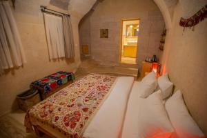 乌奇希萨尔Maze Of Cappadocia Hotel的一间卧室,卧室内配有一张大床
