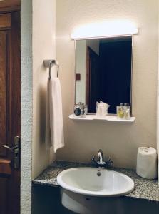 FallinasHostal Can Maret的一间带水槽和镜子的浴室
