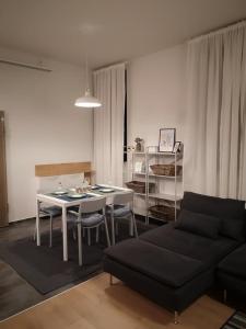 索非亚Capuccino的客厅配有桌子和沙发