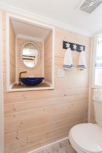 萨拉索塔Tiny House Siesta的一间带卫生间和镜子的浴室